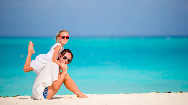 mamma och dotter p stranden p Zanzibar